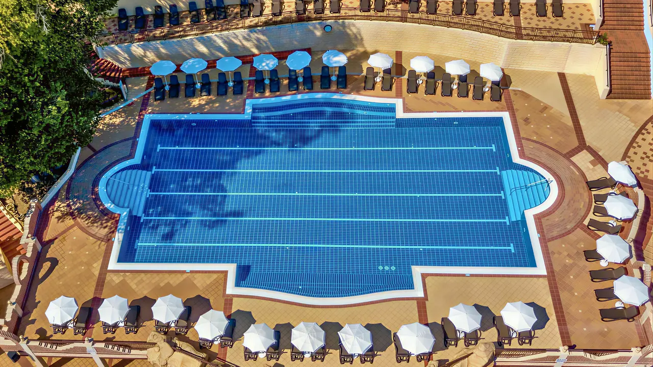 Basen z leżakami w Grifid Aqua Club Bolero