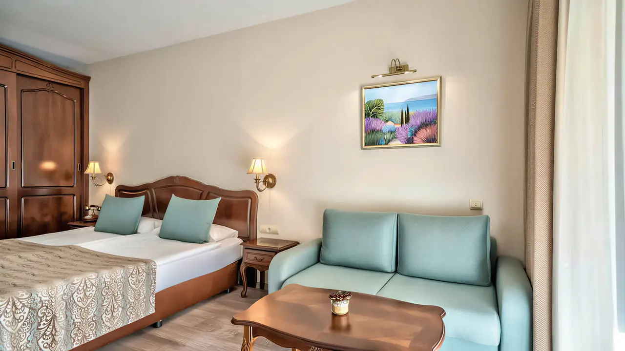 Wnętrze pokoju z łóżkiem i sofą Grifid Aqua Club Bolero