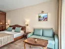 Wnętrze pokoju z łóżkiem i sofą Grifid Aqua Club Bolero