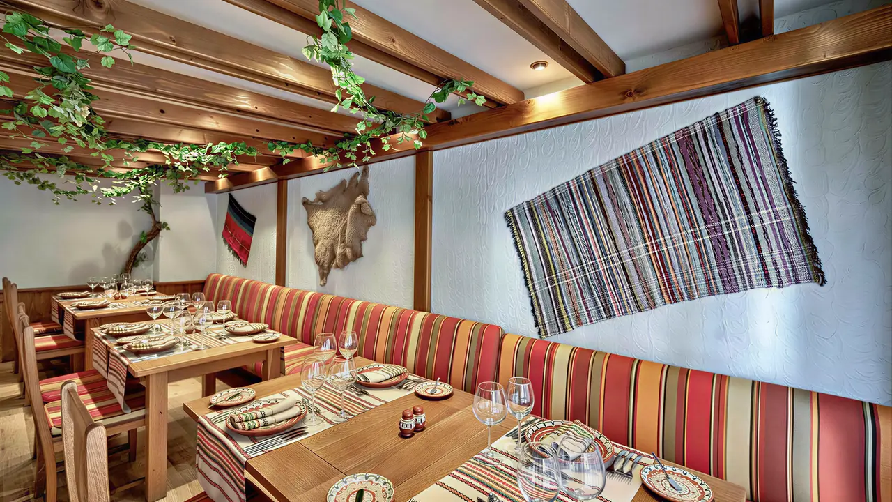 Restauracja w Grifid Aqua Club Bolero z drewnianymi stołami