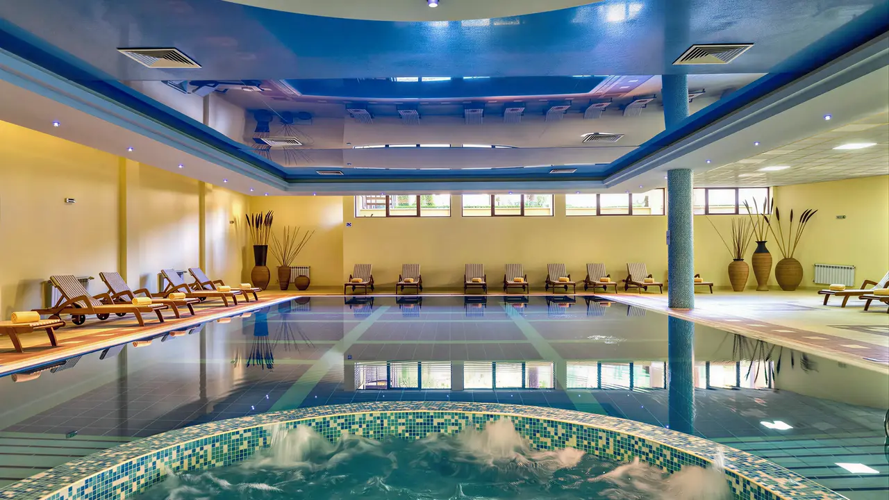 Kryty basen i jacuzzi w Grifid Aqua Club Bolero