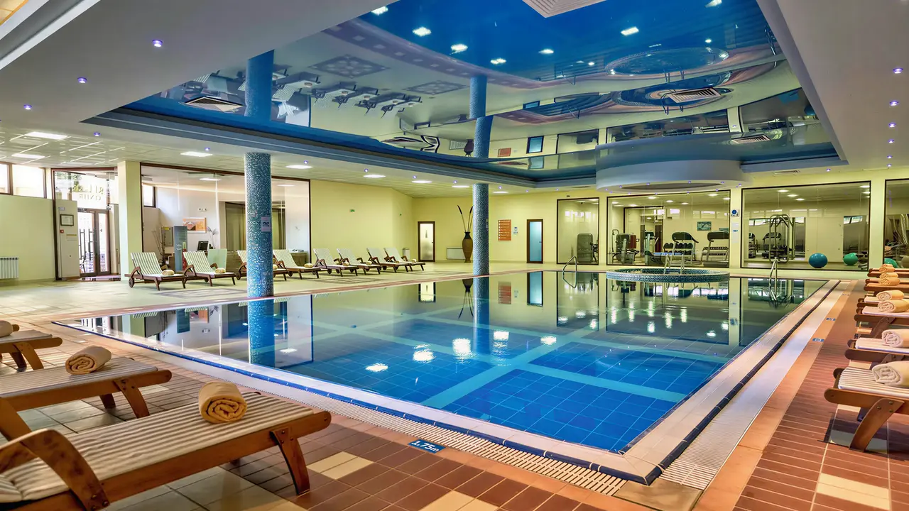 Kryty basen z leżakami w Grifid Aqua Club Bolero
