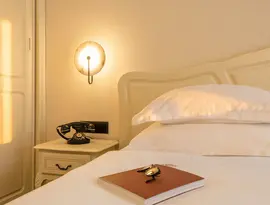 Łóżko i szafka nocna w Grifid Aqua Club Bolero