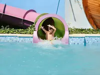 Dziecko zjeżdżające z wodnej zjeżdżalni w Grifid Aqua Club Bolero
