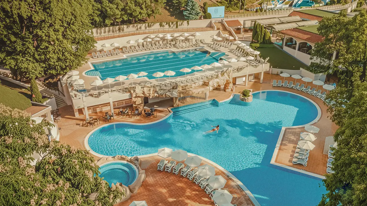 Widok na baseny i teren Grifid Aqua Club Bolero
