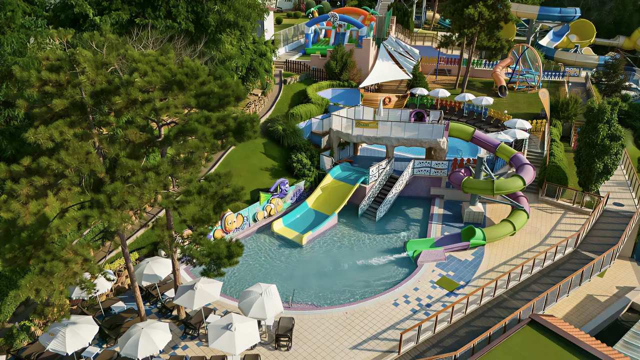 Zjeżdżalnie wodne w kompleksie Grifid Aqua Club Bolero