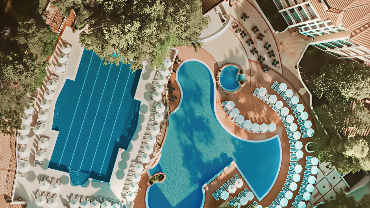 Widok z góry na kompleks basenów Grifid Aqua Club Bolero