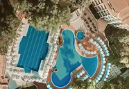 Widok z góry na kompleks basenów Grifid Aqua Club Bolero