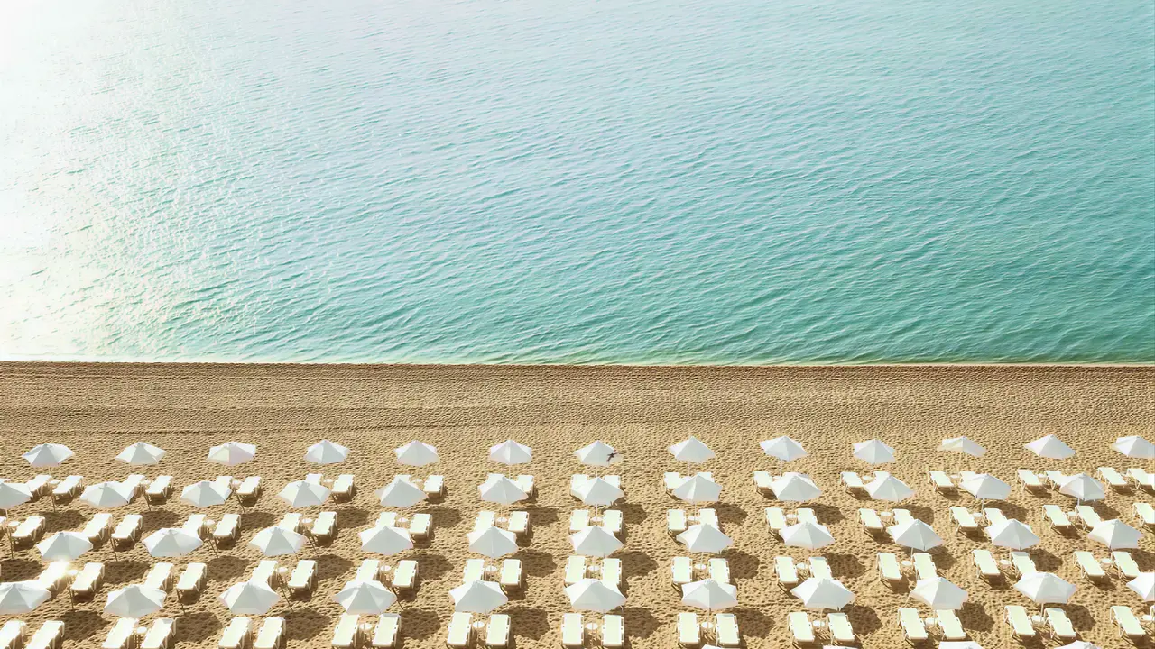 Plaża z leżakami i parasolami w Grifid Aqua Club Bolero