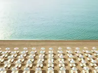 Plaża z leżakami i parasolami w Grifid Aqua Club Bolero