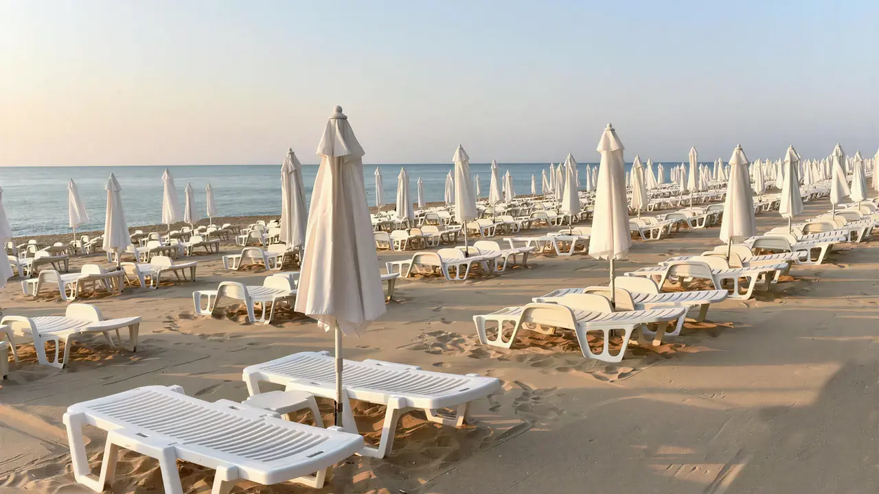 Leżaki i parasole na plaży w Grifid Aqua Club Bolero