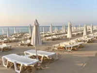 Leżaki i parasole na plaży w Grifid Aqua Club Bolero