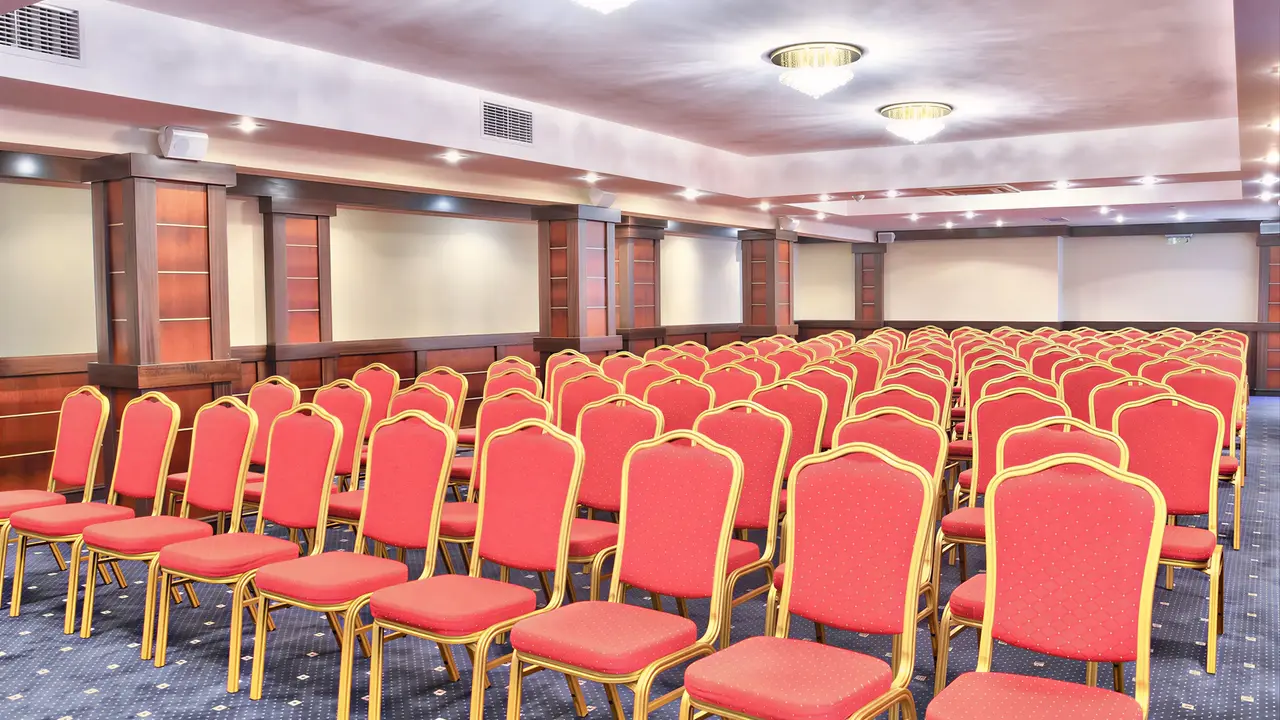 Sala konferencyjna z czerwonymi krzesłami w Grifid Aqua Club Bolero