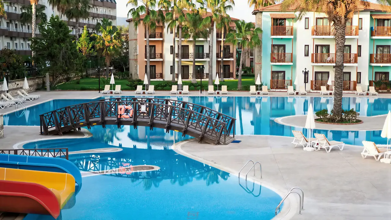 Baseny i mostek w hotelu Gypsophila Holiday Village
