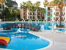 Baseny i mostek w hotelu Gypsophila Holiday Village