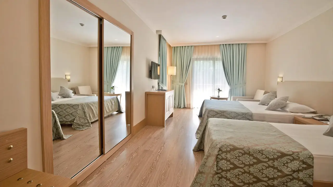 Pokój z łóżkami w hotelu Gypsophila Holiday Village