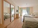 Pokój z łóżkami w hotelu Gypsophila Holiday Village