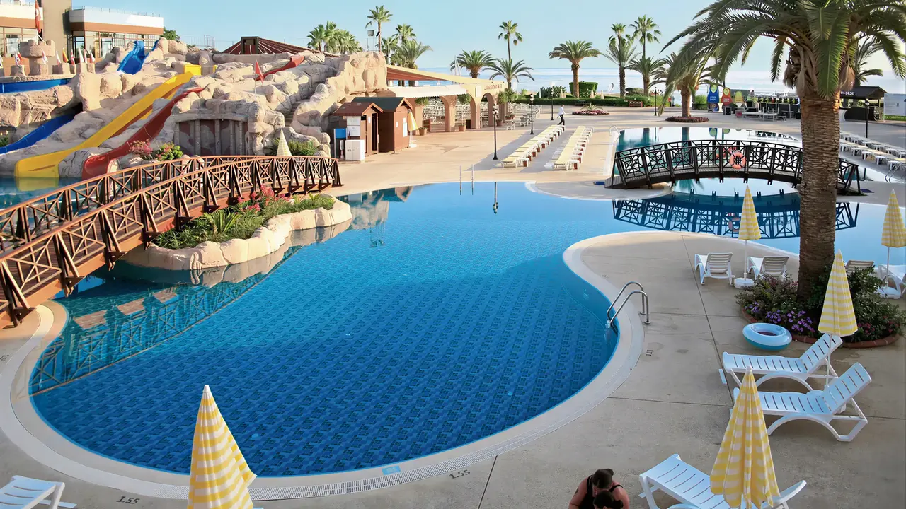 Zjeżdżalnie wodne i basen w Gypsophila Holiday Village
