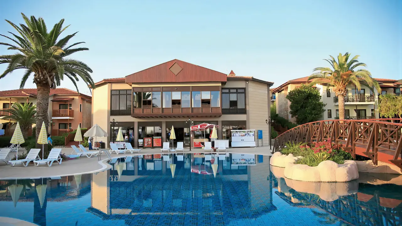 Basen i budynek w Gypsophila Holiday Village