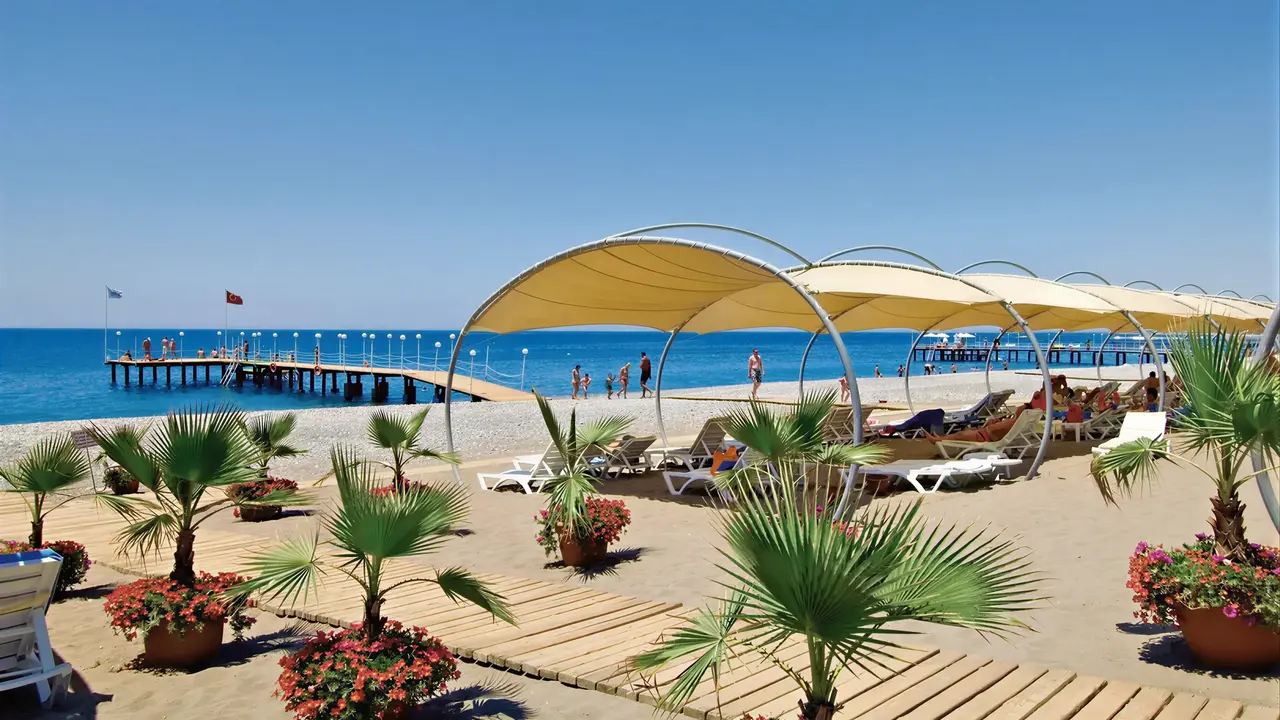 Plaża z leżakami i parasolami w Gypsophila Holiday Village