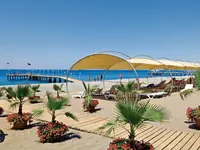Plaża z leżakami i parasolami w Gypsophila Holiday Village