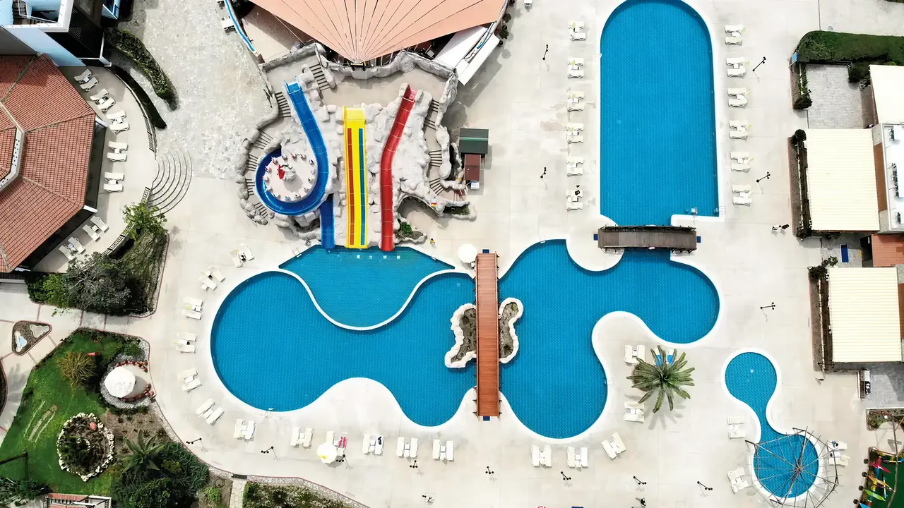 Zjeżdżalnie wodne i baseny w Gypsophila Holiday Village