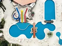 Zjeżdżalnie wodne i baseny w Gypsophila Holiday Village