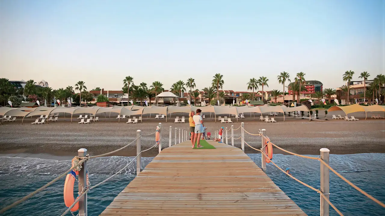 Drewniany pomost na plaży w Gypsophila Holiday Village