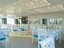 Jasna restauracja w Gypsophila Holiday Village z białymi meblami