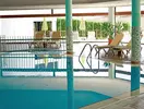 Kryty basen z leżakami w Gypsophila Holiday Village