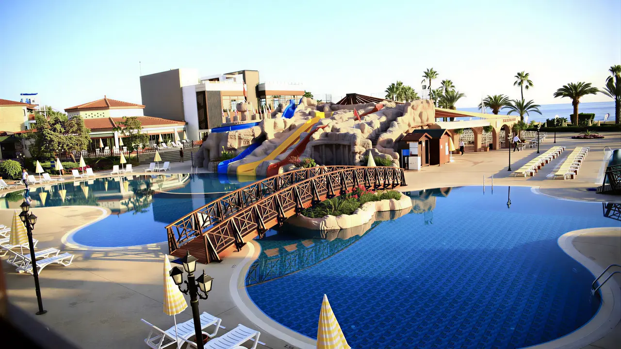 Zjeżdżalnie wodne i baseny w Gypsophila Holiday Village