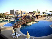 Zjeżdżalnie wodne i baseny w Gypsophila Holiday Village