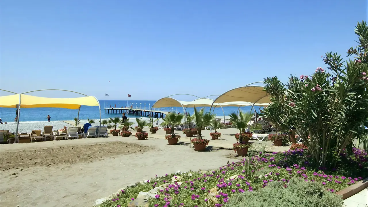 Plaża z leżakami i parasolami w Gypsophila Holiday Village
