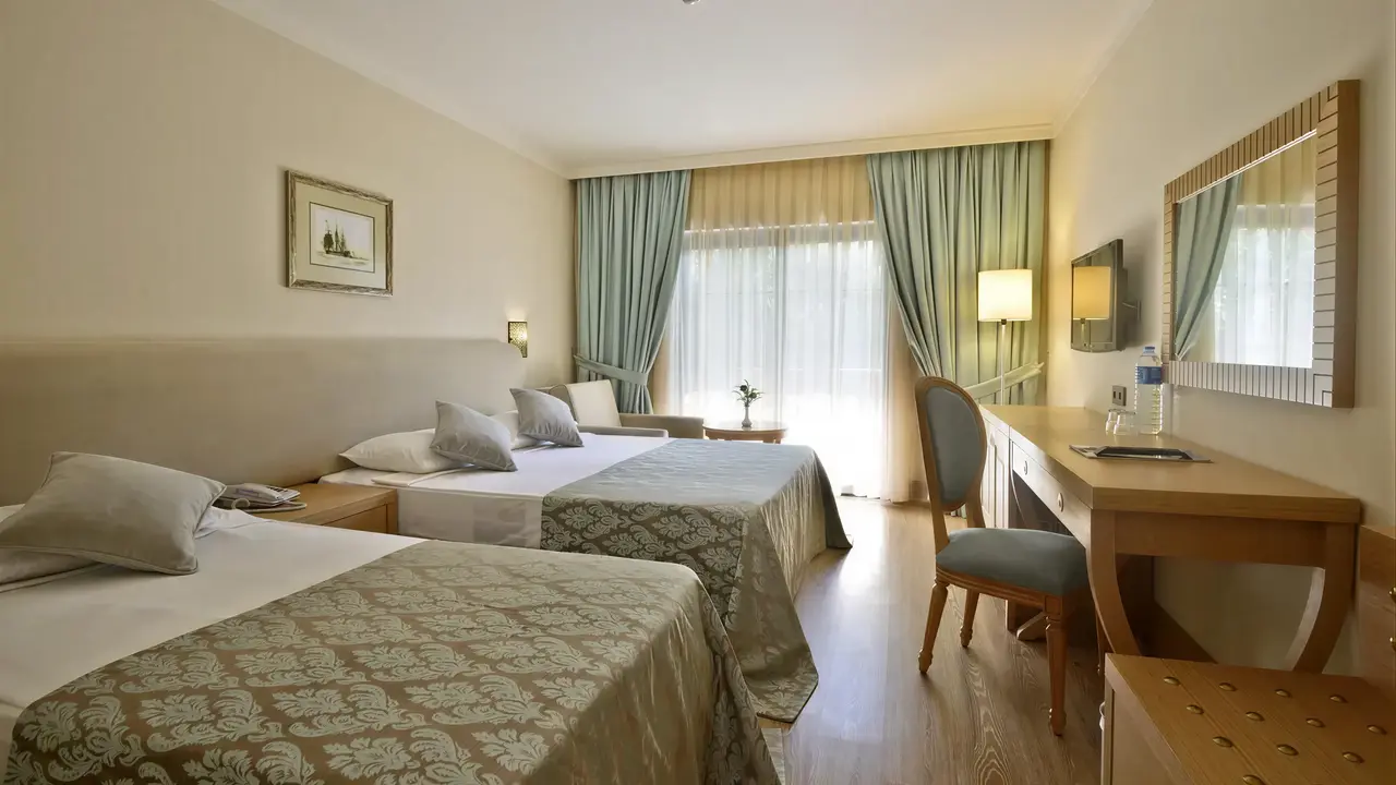Wnętrze pokoju z łóżkami w Gypsophila Holiday Village
