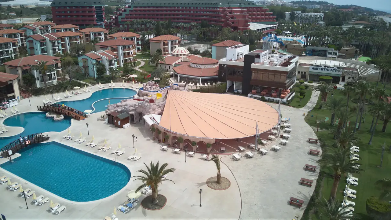 Widok na kompleks budynków i baseny Gypsophila Holiday Village