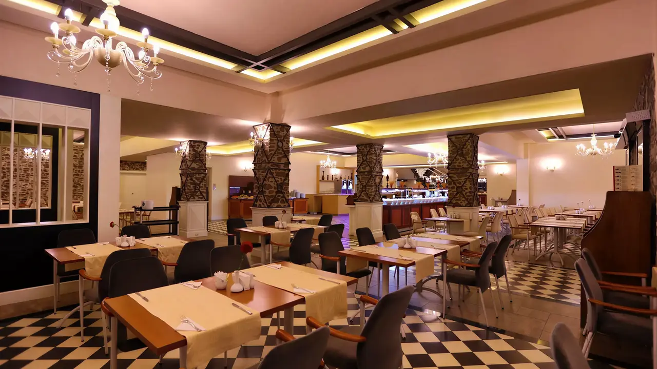 Restauracja w hotelu Gypsophila Holiday Village z nakrytymi stołami