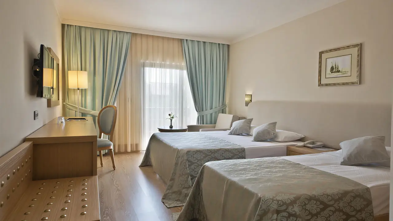 Wnętrze pokoju z łóżkami w Gypsophila Holiday Village