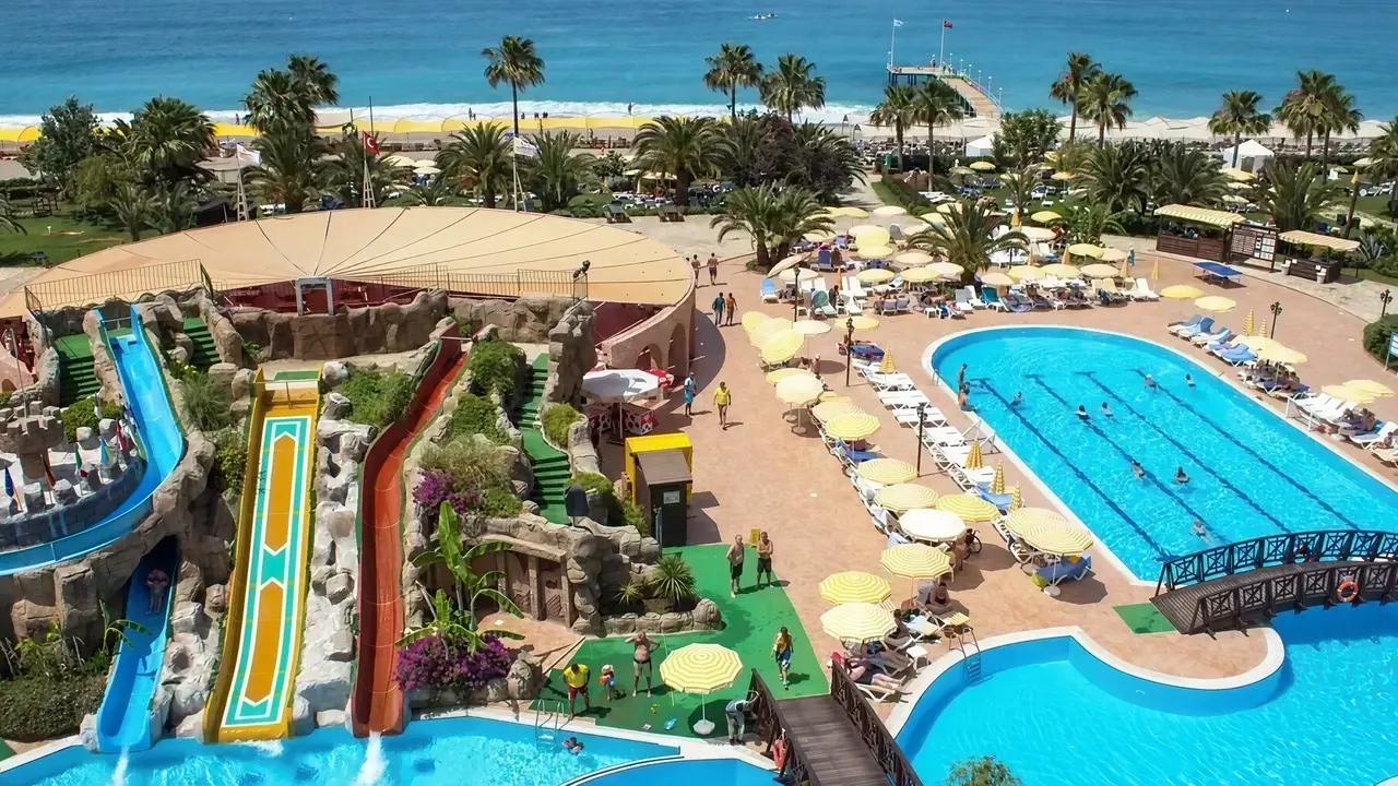 Zjeżdżalnie wodne w hotelu Gypsophila Holiday Village