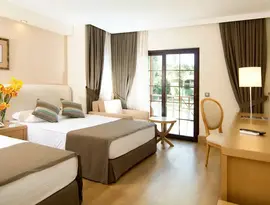 Wnętrze pokoju z łóżkami w Gypsophila Holiday Village
