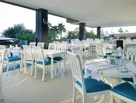 Restauracja w Gypsophila Holiday Village z białymi stołami i krzesłami