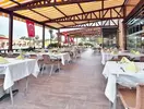Restauracja w Gypsophila Holiday Village z nakrytymi stołami