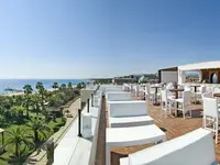 Taras widokowy nad plażą w Gypsophila Holiday Village