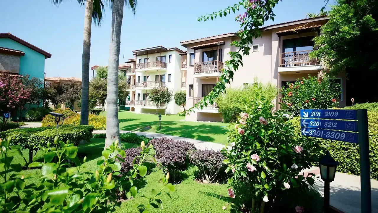Budynki i tereny zielone w Gypsophila Holiday Village