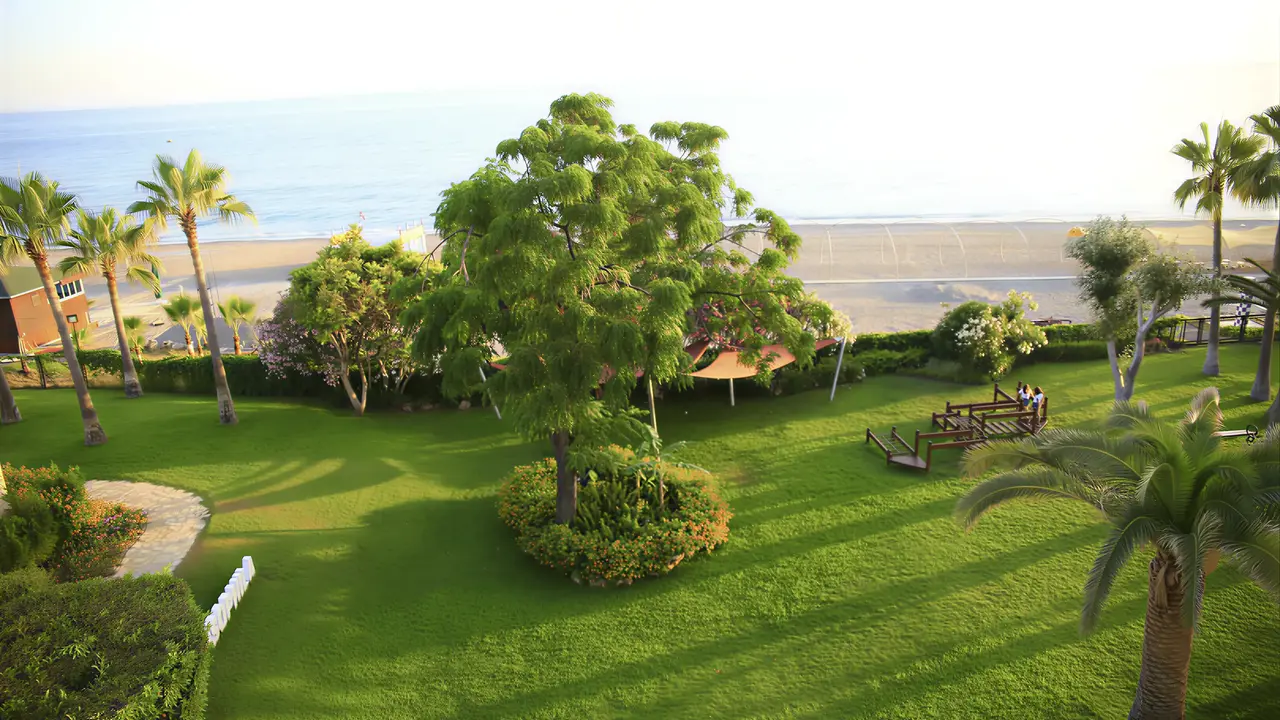 Zielony ogród w Gypsophila Holiday Village z widokiem na morze