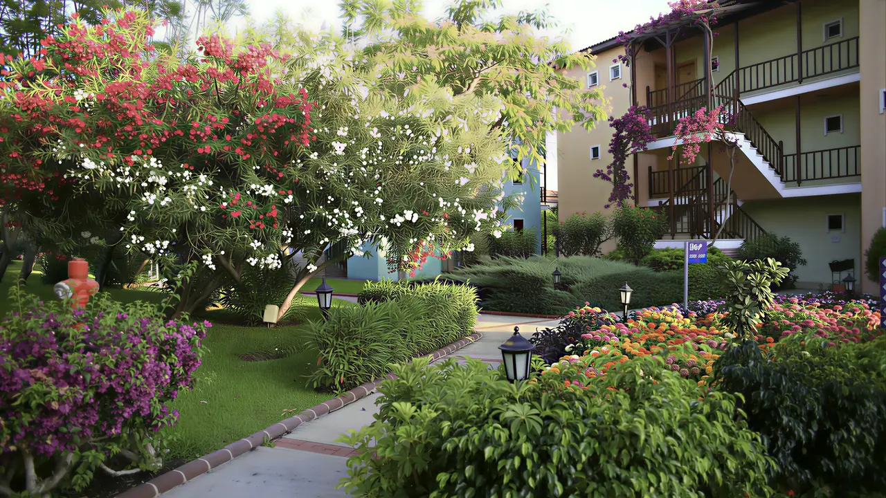 Kwitnące rośliny i ścieżki w Gypsophila Holiday Village