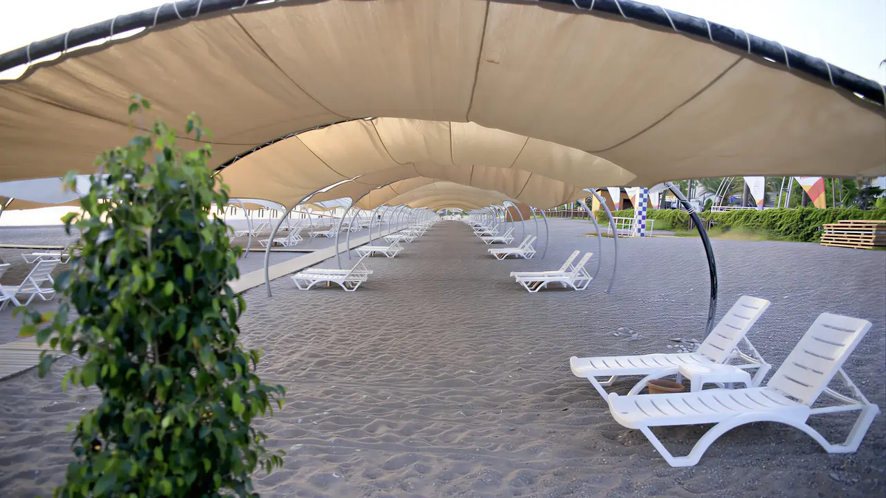 Leżaki pod zadaszeniem na plaży w Gypsophila Holiday Village