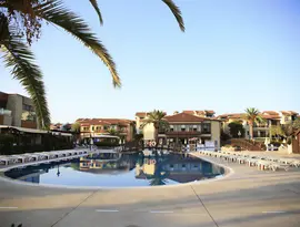 Basen i leżaki w hotelu Gypsophila Holiday Village