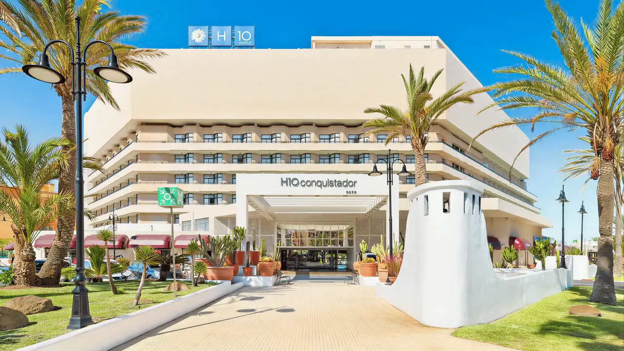 Elewacja i wejście do hotelu H10 Conquistador