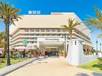 Elewacja i wejście do hotelu H10 Conquistador