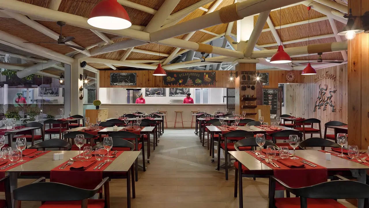 Restauracja w H10 Conquistador z czerwonymi krzesłami